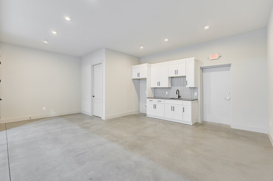 More Photos Of 15210 Fitzhugh Rd, Austin Light Distribution For Lease