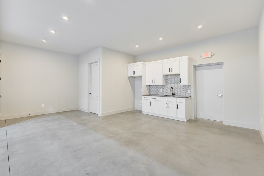 More Photos Of 15210 Fitzhugh Rd, Austin Light Distribution For Lease