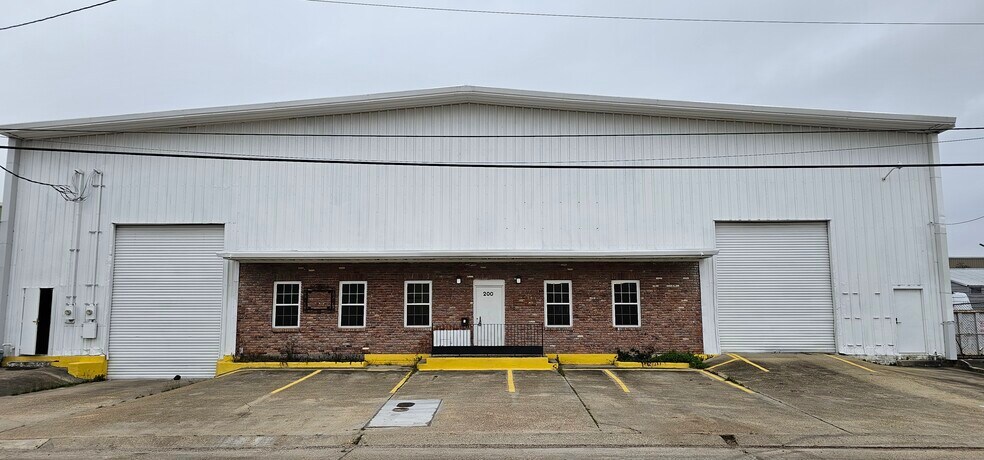 More Photos Of 200 Industrial Ave, Jefferson Warehouse For Lease