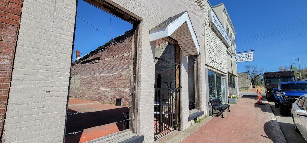 More Photos Of 218 N Main St, Beaver Dam General Retail For Sale