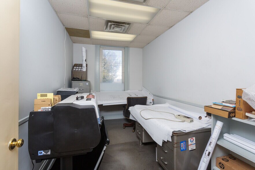 More Photos Of 710 4th St, Shenandoah Warehouse For Sale