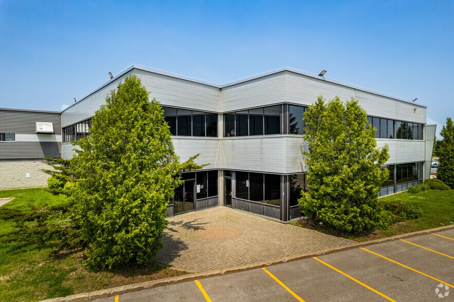 More Photos Of 2103-2167 Boul Dagenais O, Laval Warehouse For Lease