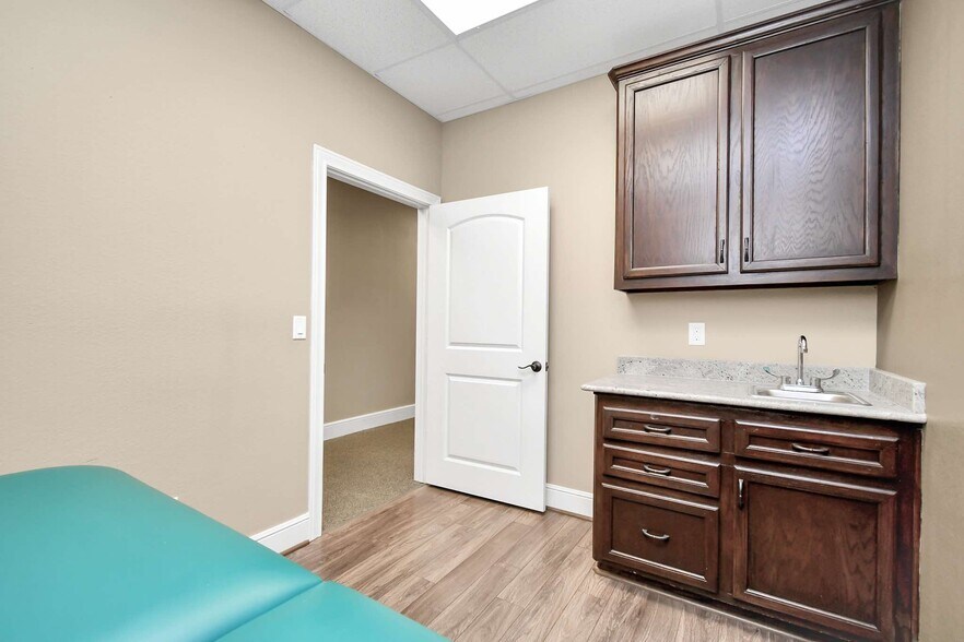 More Photos Of 620 S Peek Rd, Katy Medical For Sale