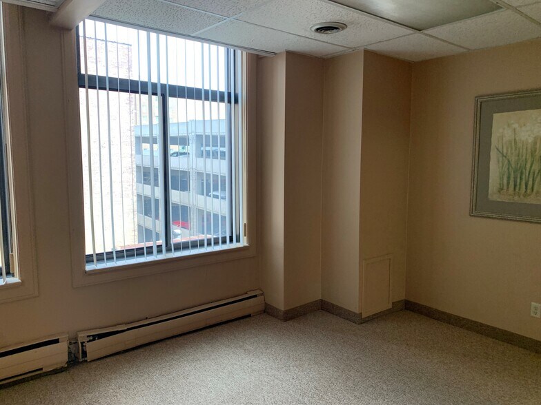 More Photos Of 505-511 5th St, Sioux City Office For Sale