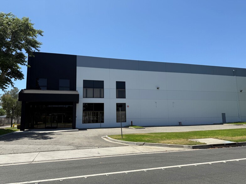 Primary Photo Of 14001-14003 Orange Ave, Paramount Warehouse For Lease