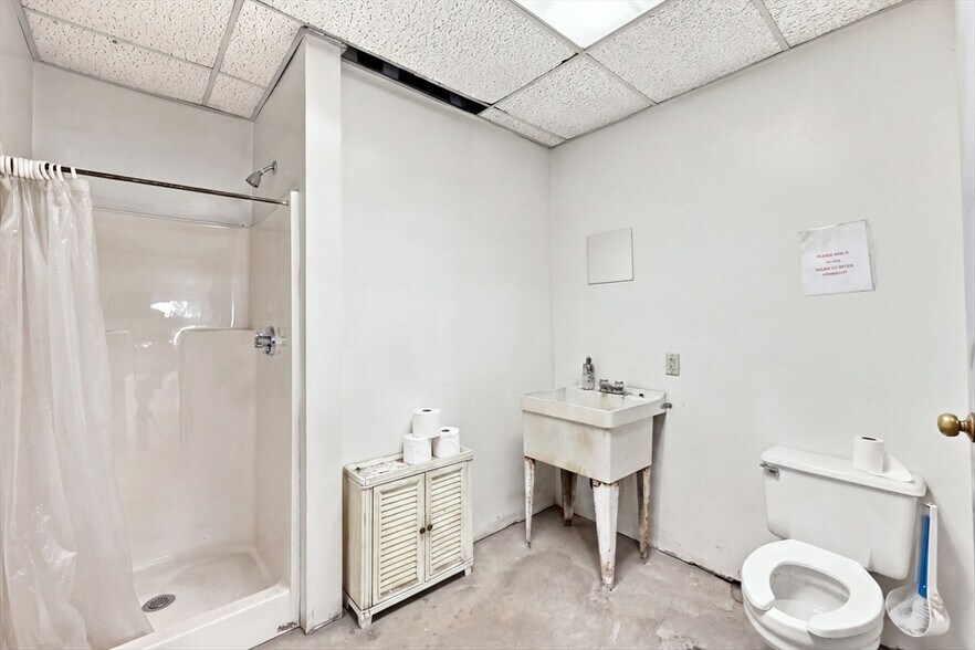 More Photos Of 97 Ramah Cir S, Agawam Auto Repair For Lease