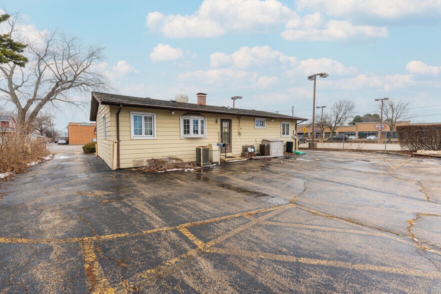 More Photos Of 205 Pinecroft Dr, Roselle Office For Sale