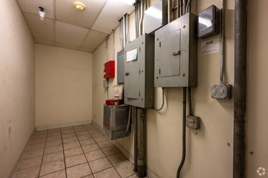 More Photos Of 1203 N Gertrude Ave, Stockton Distribution For Sale