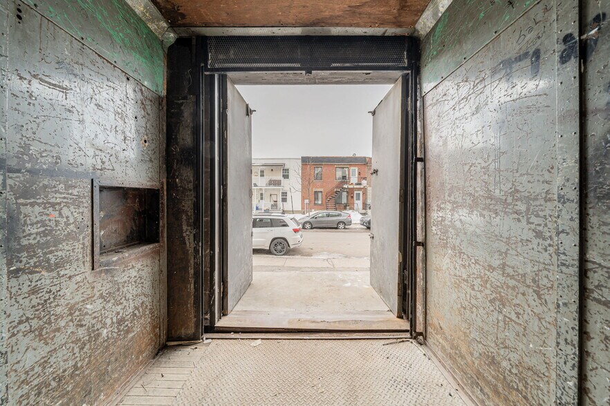 More Photos Of 8515 Av 9e, Montréal Light Manufacturing For Lease