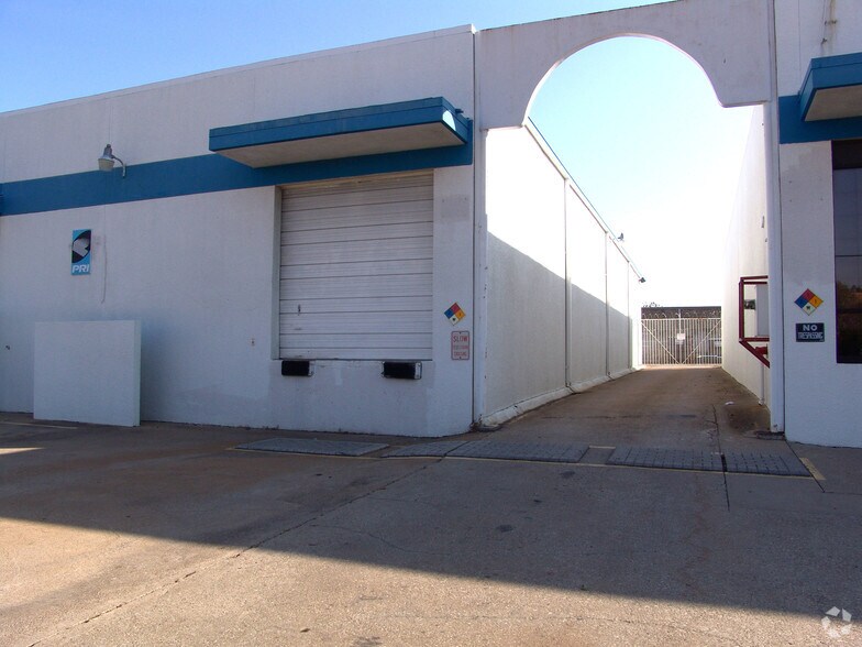 More Photos Of 10964-10966 Shady Trl, Dallas Distribution For Sale