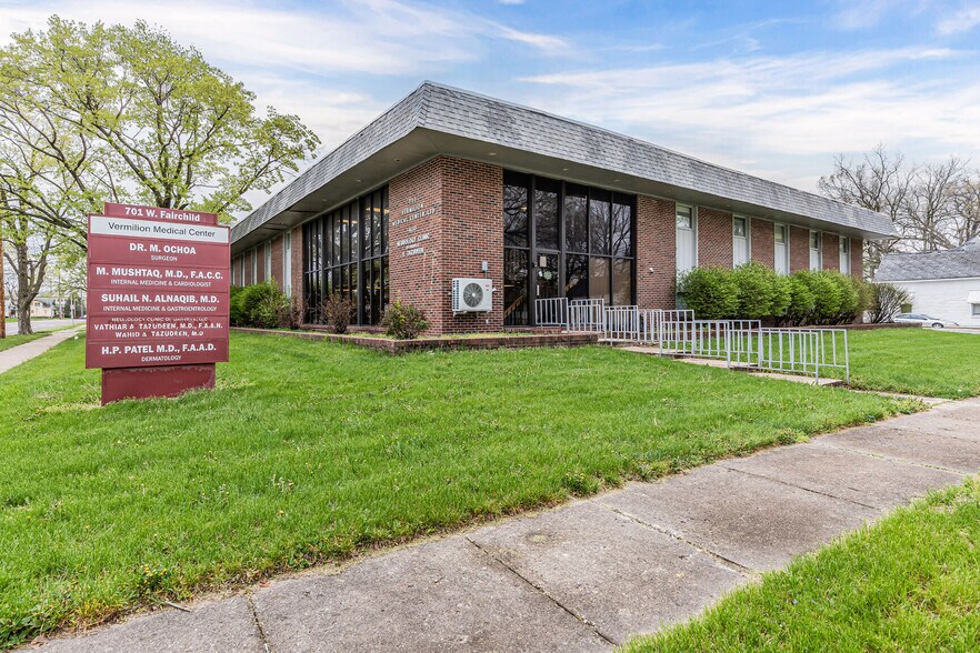 More Photos Of 701 W Fairchild St, Danville Medical For Lease
