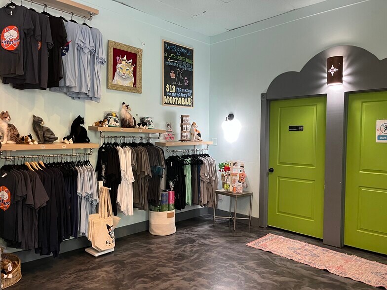 More Photos Of 508 Pecore St, Houston Freestanding For Lease