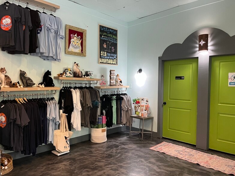 More Photos Of 508 Pecore St, Houston Freestanding For Lease