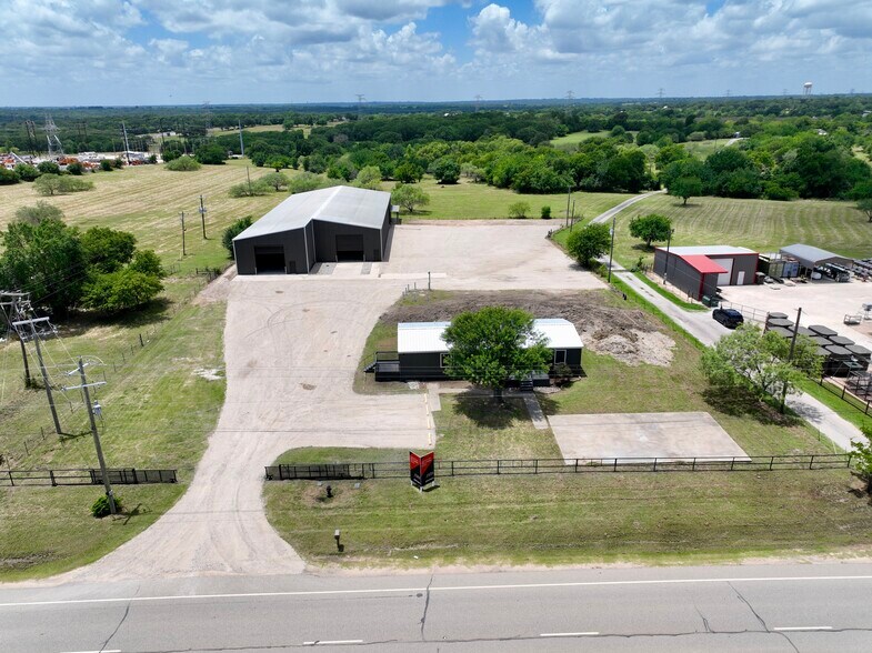 More Photos Of 4528 S Interstate 35, Alvarado Warehouse For Lease