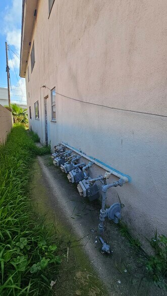 More Photos Of 1004 N Poinsettia Ave, Compton Apartments For Sale