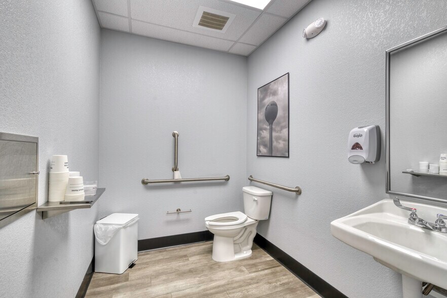 More Photos Of 2006 East Main, Madisonville Medical For Lease