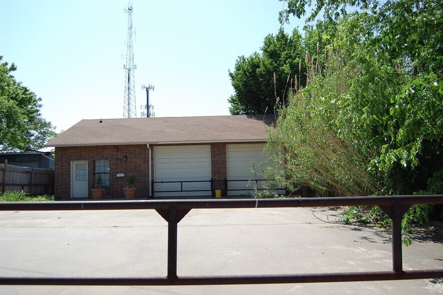 More Photos Of 730 Wainwright St, Denton Office For Lease