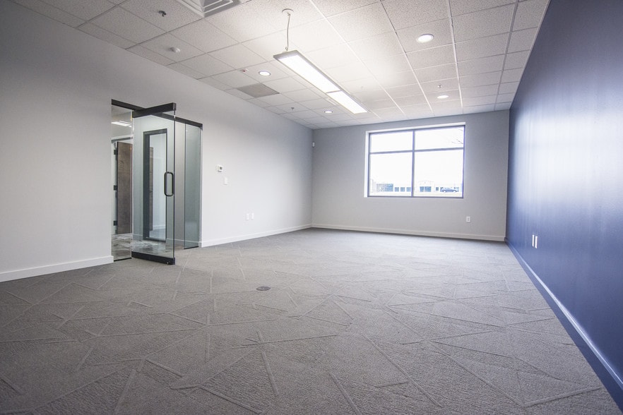 More Photos Of 100 Gardner Park, Peachtree City Warehouse For Lease