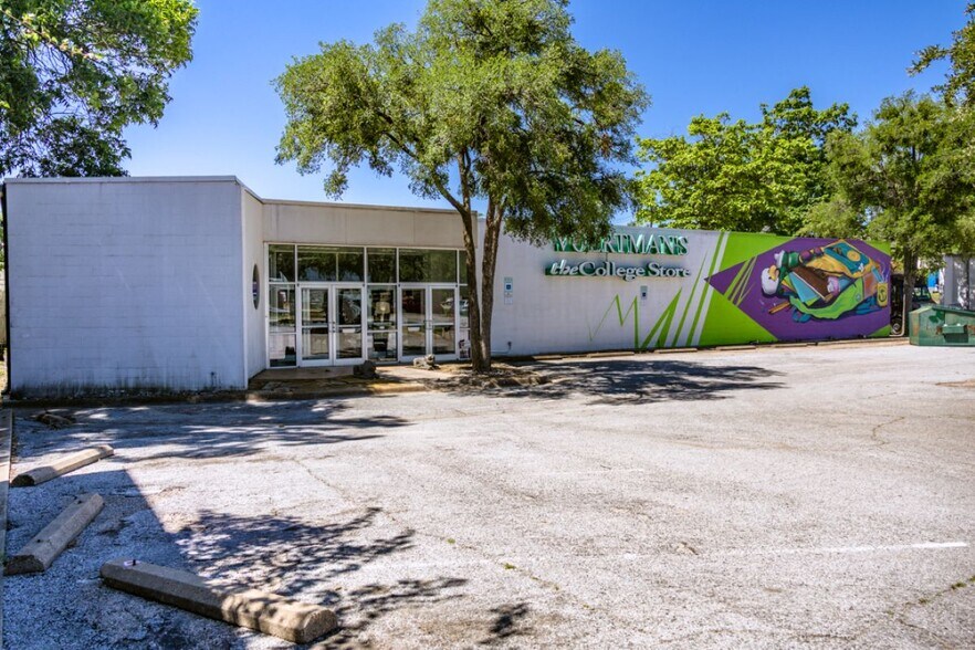 More Photos Of 1314 W Hickory St, Denton Freestanding For Sale