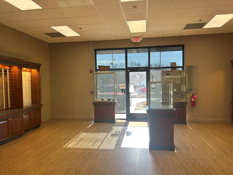 More Photos Of 437 S Illinois Ave, Oak Ridge General Retail For Lease