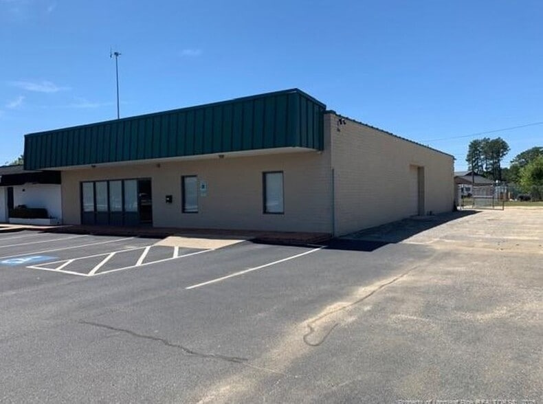More Photos Of 2978 Gillespie St, Fayetteville Flex For Lease