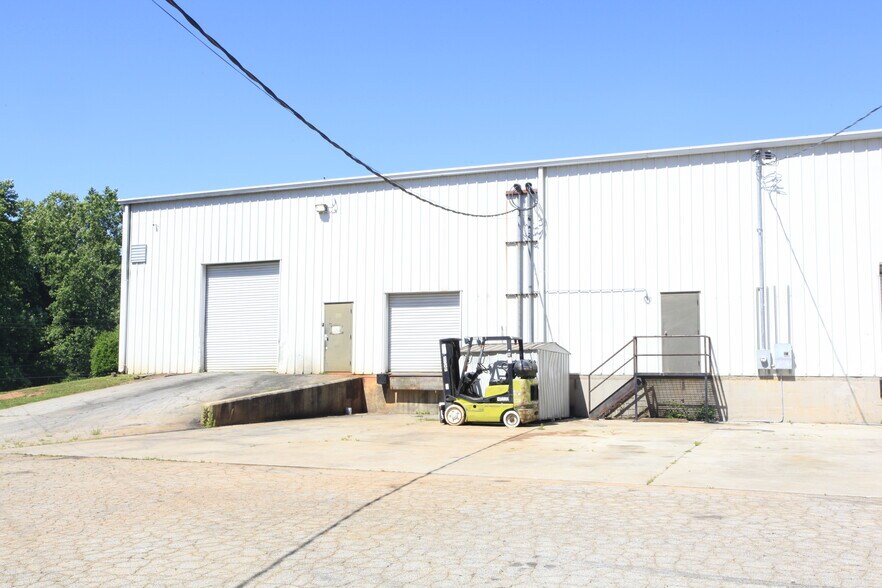 More Photos Of 101 Camp Creek Industrial Pky, Cornelia Flex For Lease