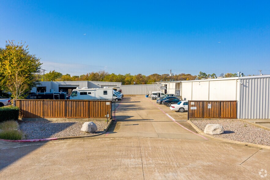 More Photos Of 1210 Metro Park Blvd, Lewisville Distribution For Lease