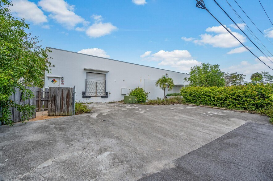More Photos Of 3041 Gateway Dr, Pompano Beach Warehouse For Sale