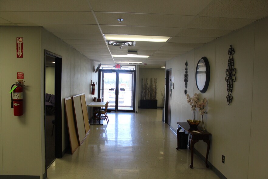 More Photos Of 2 SE Lee Blvd, Lawton Office For Lease