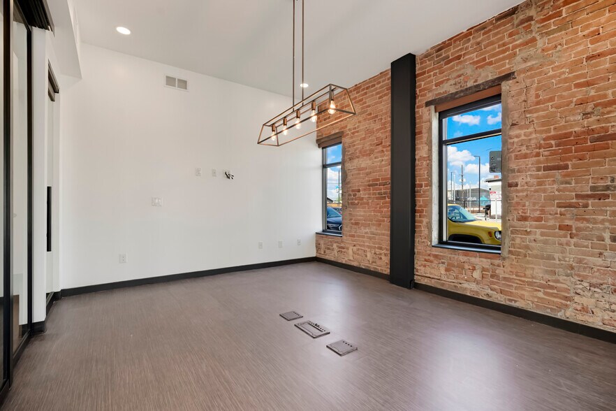 More Photos Of 1401 S Broadway, Denver Storefront Retail Office For Sale