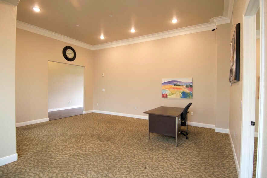 More Photos Of 1150 Bromberg St, Mineola Office For Lease
