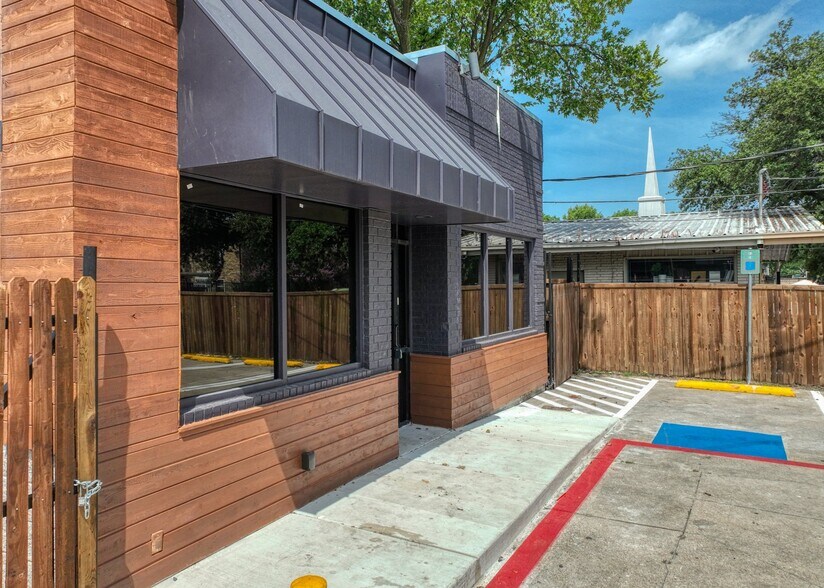 More Photos Of 1717 N Garrett Ave, Dallas Medical For Sale