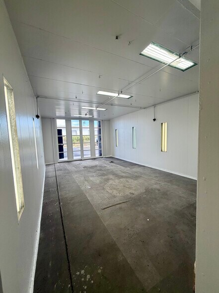 More Photos Of 625 W Broadway Rd, Mesa Service For Lease