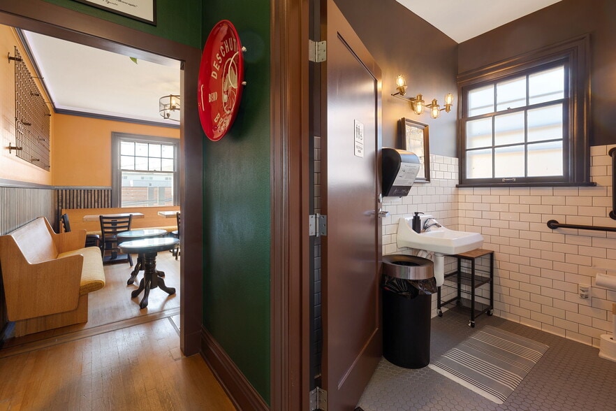 More Photos Of 883 SW Church St, Dallas Restaurant For Sale