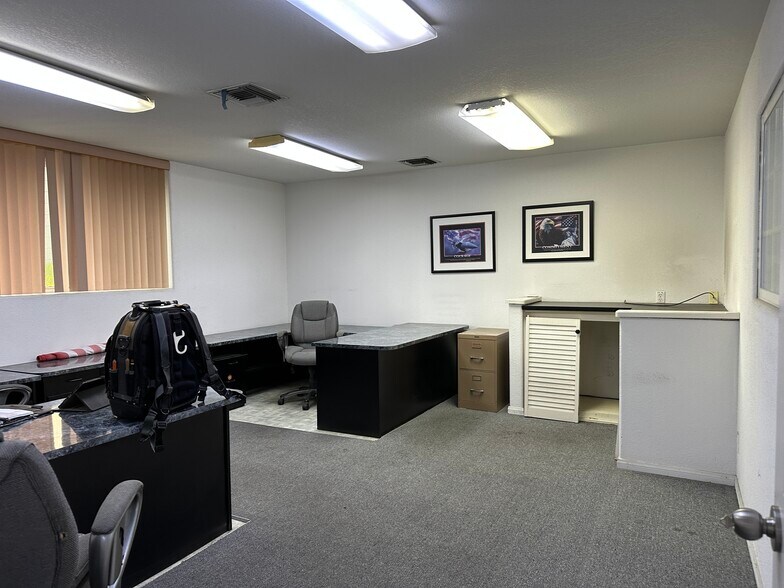 More Photos Of 19426 Londelius St, Northridge Warehouse For Lease