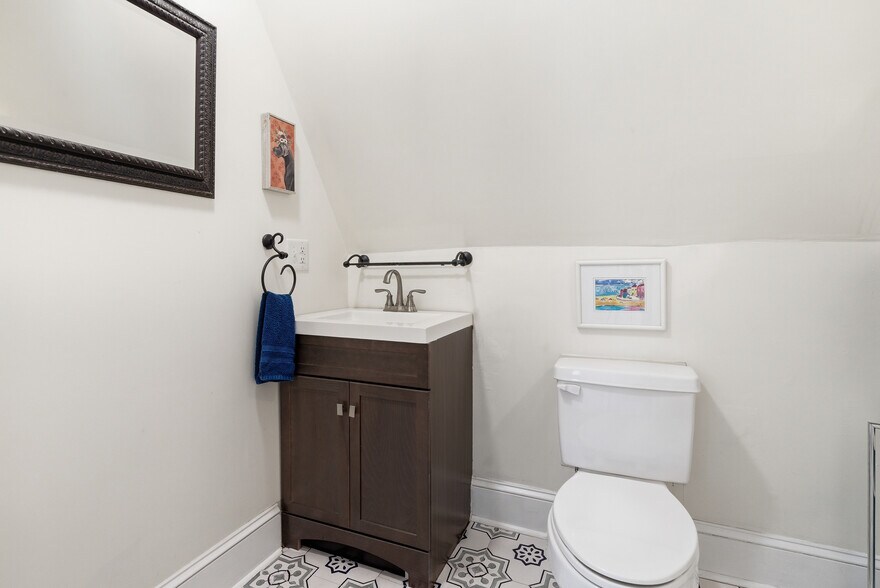 More Photos Of 119 N Davis St, Southport Hospitality For Sale