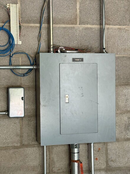 More Photos Of 200-222 Depot St, Berea Warehouse For Lease