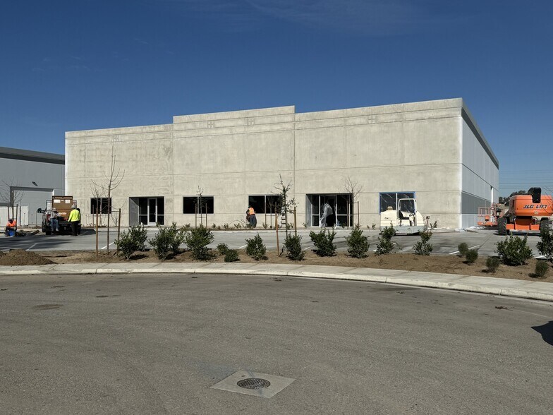 Primary Photo Of 4520-4608 New Horizon Blvd, Bakersfield Warehouse For Lease