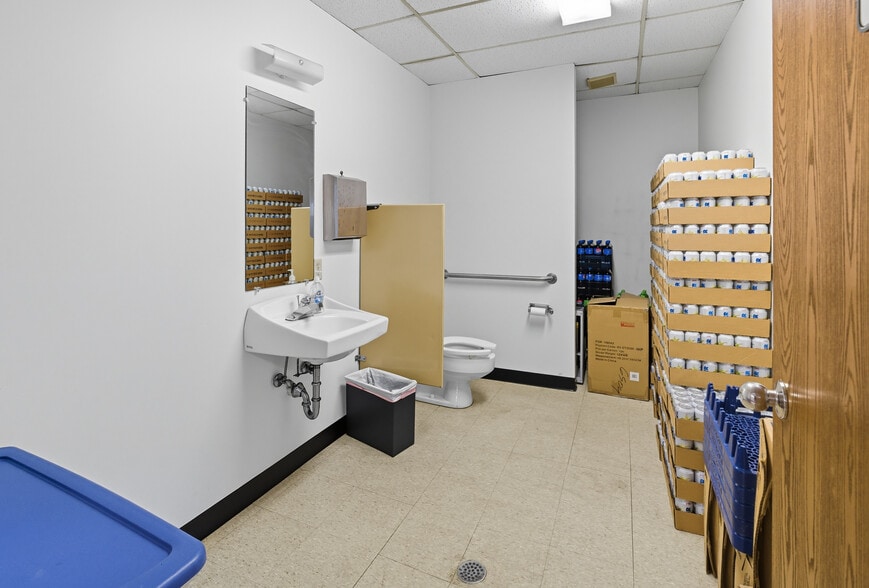 More Photos Of 513 E Saginaw St, Breckenridge Warehouse For Sale