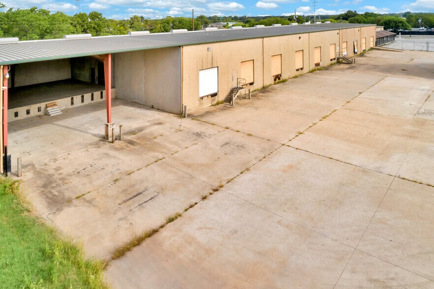 More Photos Of 2224 E Lancaster Ave, Fort Worth Warehouse For Lease