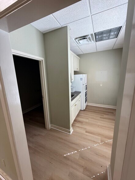 More Photos Of 611 E Glenn Ave, Auburn Office For Lease