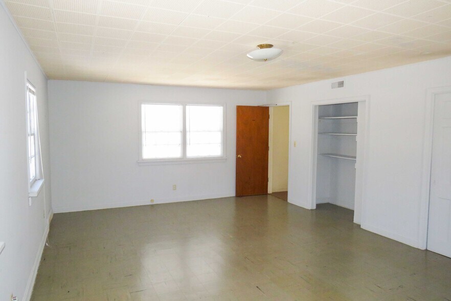 More Photos Of 1245 S Fabrique Dr, Wichita Flex For Sale