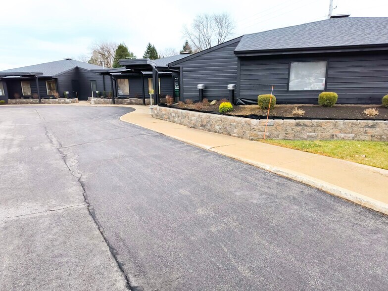 More Photos Of 502 Wall St, Valparaiso Medical For Lease