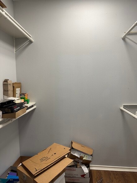 More Photos Of 115 Main st, Italy Office For Sale