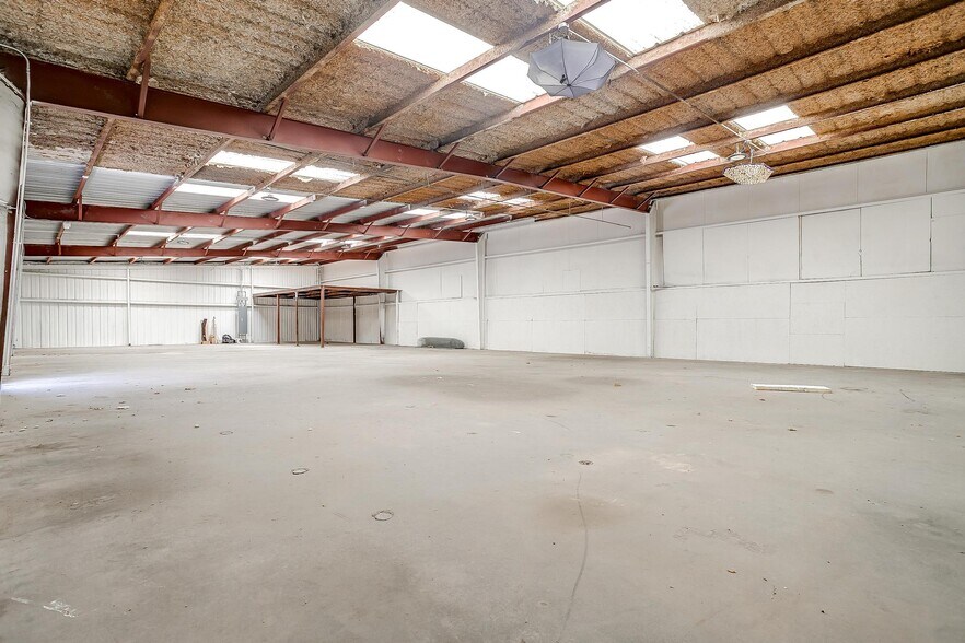 More Photos Of 117 Roberts Cut Off Rd, Fort Worth Warehouse For Sale
