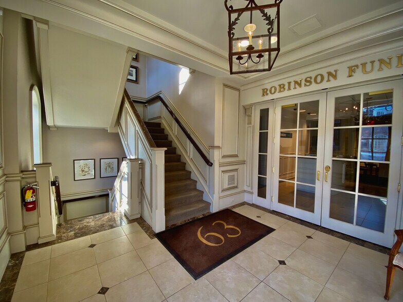 More Photos Of 63 Kercheval Ave, Grosse Pointe Farms Office For Lease