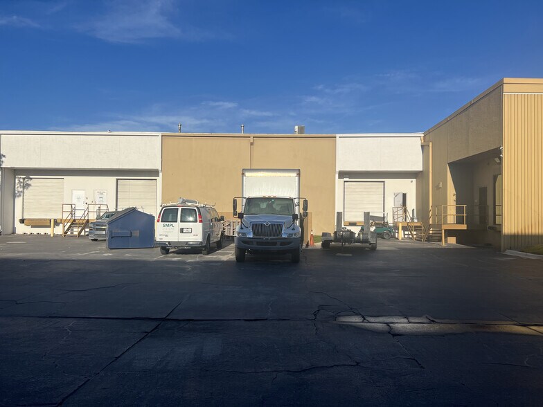 More Photos Of 4501 Vineland Rd, Orlando Showroom For Lease