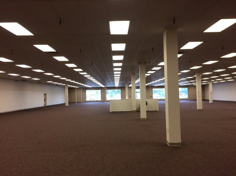 More Photos Of 105-149 W Hendry St, Hinesville Storefront For Lease