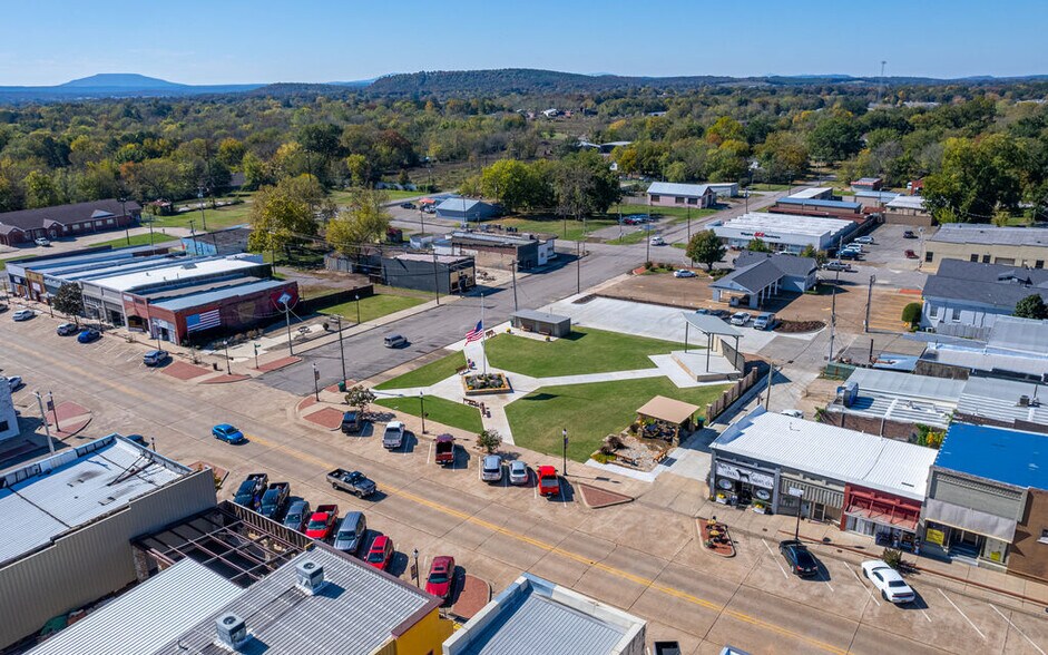 More Photos Of 155 N Broadway Ave, Booneville Storefront For Sale