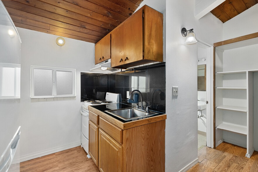 More Photos Of 1718 Summit Ave, Seattle Apartments For Sale